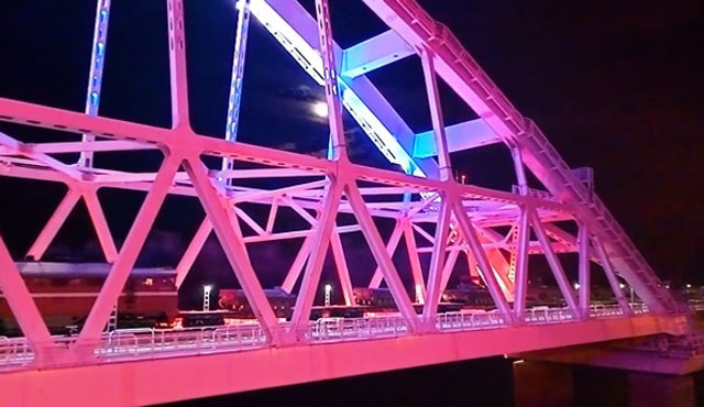 ▲ 크림반도에서 훈련을 마친 뒤 열차에 실려 철수하는 남부 군관구 소속 전차부대. ⓒ러시아 국방부 트위터 캡쳐.