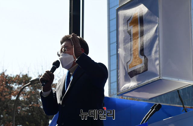 ▲ 17일 이재명 더불어민주당 대선 후보가 서울 청계광장에서 열린 '다시 광화문에서' 유세에서 지지를 호소하고 있다. ⓒ이종현 기자