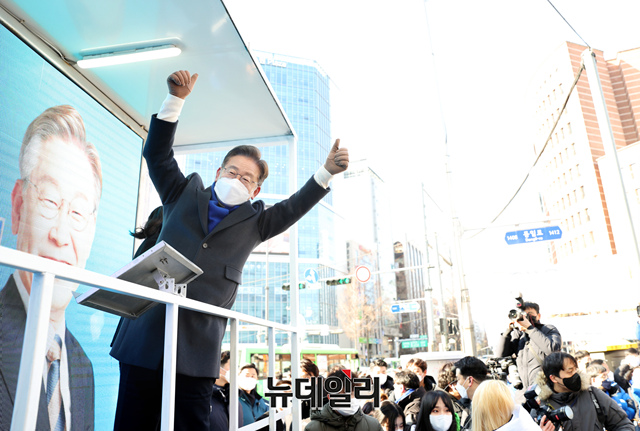 ▲ 17일 이재명 더불어민주당 대선후보가 서울 노원구 상계동 롯데백화점 노원점 앞에서 유세를 하고 있다. ⓒ뉴데일리(사진=이재명 캠프)