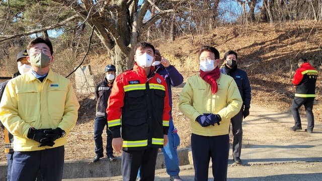 ▲ 윤경희 청송군수를 비롯한 청송군 공무원 50여 명이 지난 2월 17일 인근 영덕군의 대형 산불현장에서 산불 진화 작업을 도왔다.ⓒ청송군