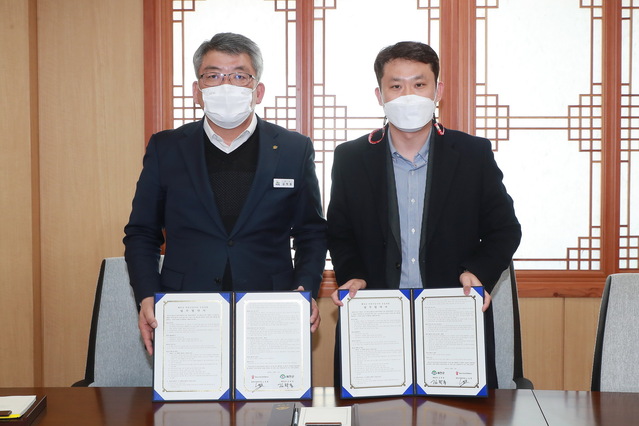 ▲ 김학동 예천군수(왼쪽)가 세이브더칠드런 코리아 동부지역본부(본부장 노성훈)와 ‘어린이놀이터 조성사업’ 업무 협약을 체결했다.ⓒ예천군