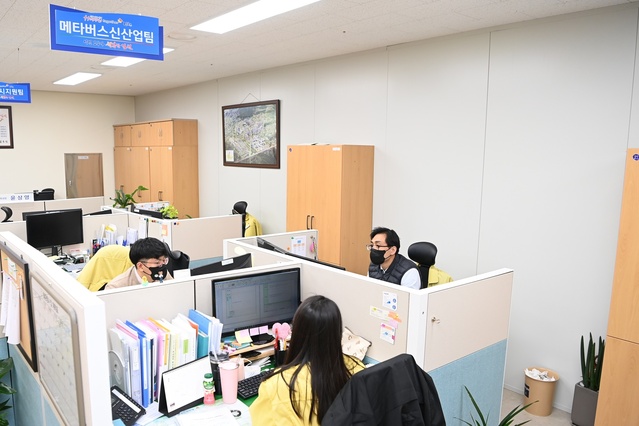 ▲ 김천시는 오늘(17일) 미래혁신전략과 내 메타버스 신산업팀을 신설·개편하고 메타버스산업 허브도시로 거듭나기 위해 팔을 걷어붙였다.ⓒ김천시