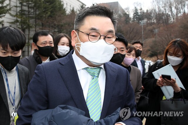 ▲ 구본상 LIG그룹 회장이 지난 15일 오후 서울 서초구 서울중앙지법에서 열린 1심 선고공판을 마친 뒤 법원을 나서고 있다 ⓒ연합뉴스