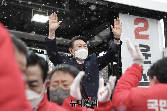 ▲ 윤석열 국민의힘 대선후보가 지난 16일 오전 광주 송정매일시장을 방문해 유세를 이어가고 있다.ⓒ정상윤 기자(사진=윤석열 캠프)