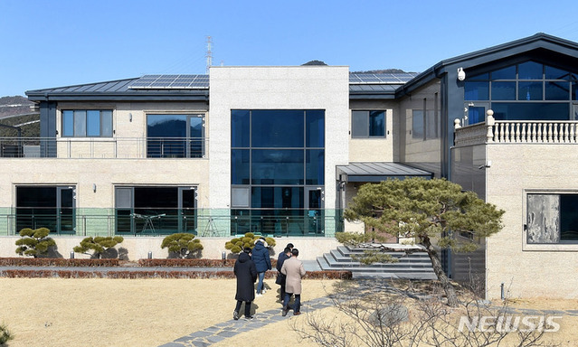 ▲ 17일 청와대 경호처가 박근혜 전 대통령이 퇴원 후 머물 것으로 알려진 대구 달성군 유가읍 사저를 찾아 경호 준비를 시작했다. 관계자들이 박 전 대통령 사저를 둘러보고 있다. ⓒ뉴시스