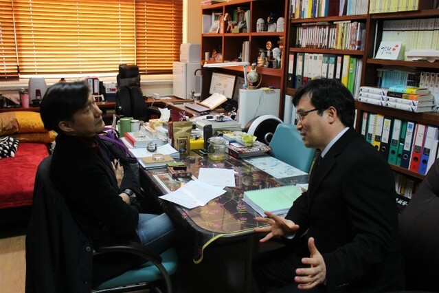 ▲ 조국 전 법무부장관이 2016년 1월 이헌욱 전 사장과 대화를 나누는 모습. ⓒ이헌욱 전 경기주택도시공사 사장 블로그