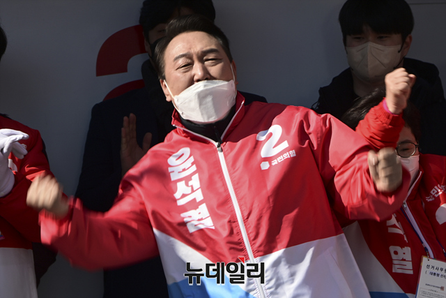 ▲ 윤석열 국민의힘 대선후보가 18일 경북 상주 풍물시장에서 이른바 '어퍼컷' 세레머니를 하고 있다.ⓒ경북 상주=강민석 기자