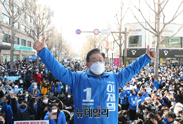 ▲ 이재명 더불어민주당 대선후보가 18일 전남 순천시 연향패션거리에서 열린 유세 현장에서 지지를 호소하고 있다. ⓒ뉴데일리(사진=이재명 캠프)