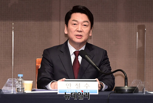 ▲ 안철수 국민의당 대통령후보가 18일 유세버스 사고로 숨진 고(故) 손평오 지역 선대위원장의 영결식에서 