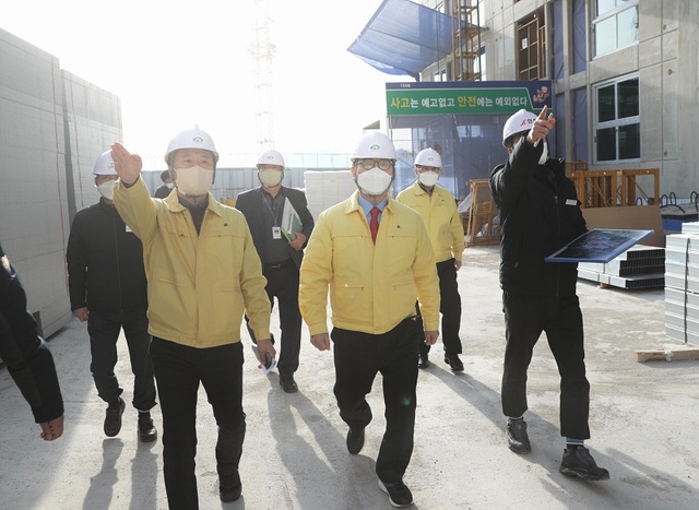▲ 박상돈 시장이 18일 천안 노태근린공원 민간공원 조성지와 부성지구 행복주택 건설현장을 찾아 추진상황을 직접 살펴보고 현장 안전점검을 실시했다.ⓒ천안시