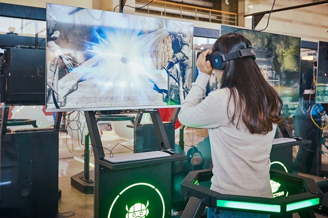 ▲ 경주엑스포대공원 관람객이 문화센터 내 실감VR 스튜디오에서 VR체험을 하고 있다.ⓒ경주엑스포