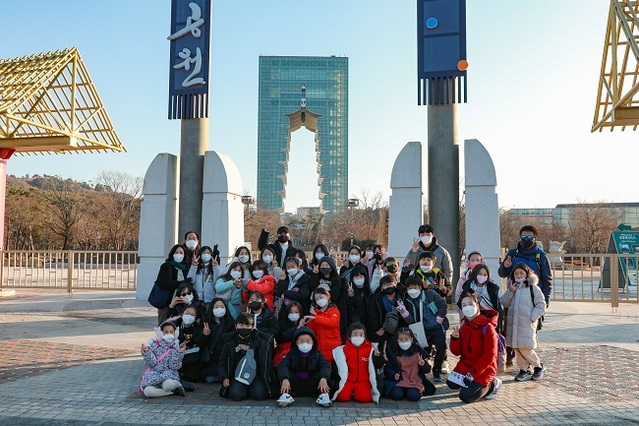 ▲ 아란지역아동센터에서 어린이 39명이 경주엑스포대공원을 방문해 기념촬영을 하고있다.ⓒ경주엑스포