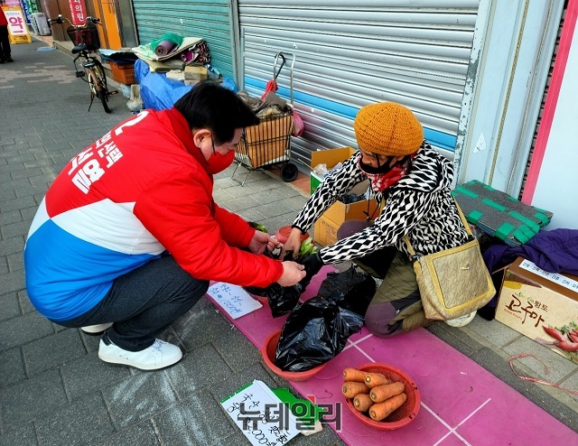 ▲ 지역민과 소통하는 이칠구도의원.ⓒ뉴데일리