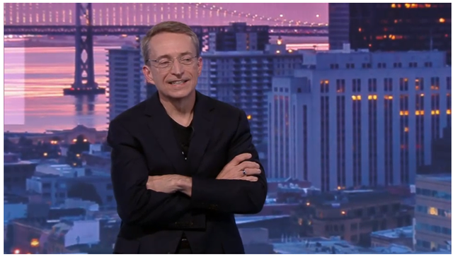 ▲ 팻 겔싱어 인텔 최고경영자(CEO)가 17일(현지시간) 열린 '인텔 인베스터 데이 2022' 행사에서 투자자들에게 기술 설명을 하는 모습. ⓒ인텔