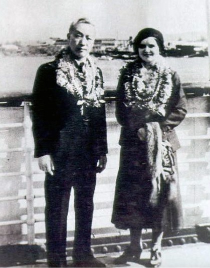 ▲ 호놀루루에 도착, 교민들의 환영 꽃목걸이를 걸고 행복한 신혼부부.