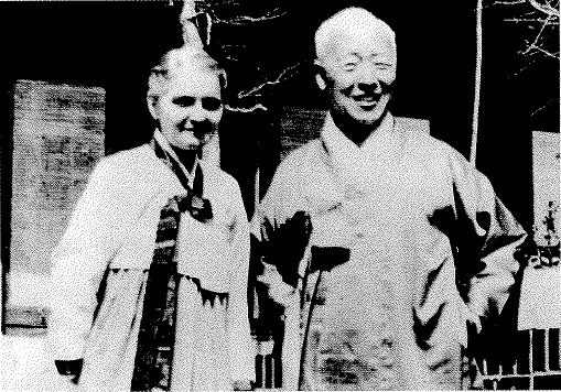 ▲ 한복 차림의 이승만 대통령 부부.