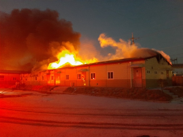 ▲ 20일 오전 6시24분쯤 세종시 전동면 건설현장 사무실에서 불이 나 소방대원들이 진화작업을 벌이고 있다.ⓒ세종소방본부