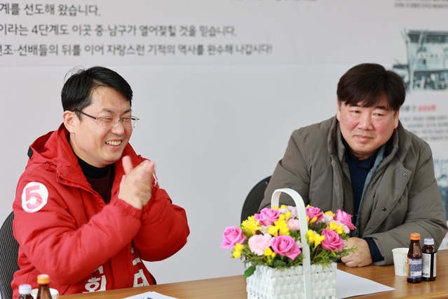 ▲ 정치 유튜버 고성국TV의 진행자 고성국씨(오른쪽)가 20일 대구 중남구 보궐선거 도태우 후보(왼쪽) 사무실을 찾아 지지의사를 밝혔다.ⓒ도태우 후보실