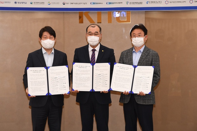 ▲ 권영진 대구시장과 홍원화 경북대총장, 이철우 경북도지사(왼쪽부터)가 18일 경북대학교에서 2022년 지자체-대학 협력기반 지역혁신 사업(RIS) 공모 신청을 위한 지역협업위원회를 개최했다.ⓒ경북도
