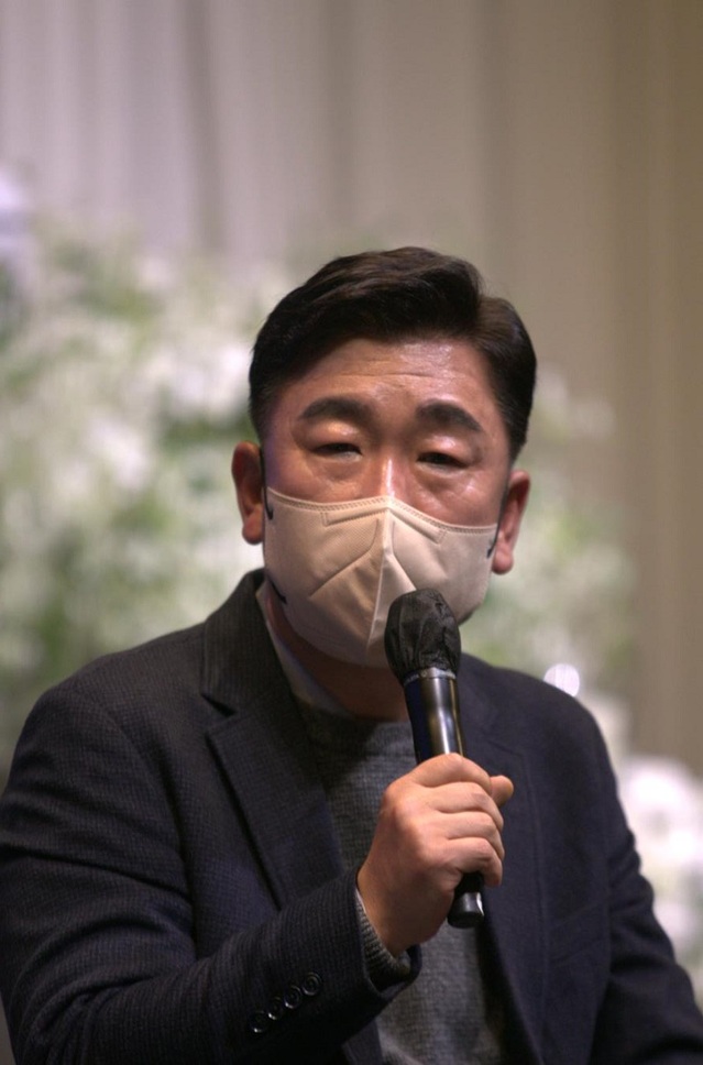 ▲ 충북 청주시장 예비 후보인 이범석 전 청주부시장이 20일 청주 S컨벤션에서 ‘걸어서 쓴 청주의 꿈’출간 북콘서트를 가졌다. 이 전 부시장이 지지자들에게 인사말을 하고 있다.ⓒ이범석 예비후보 선거사무실