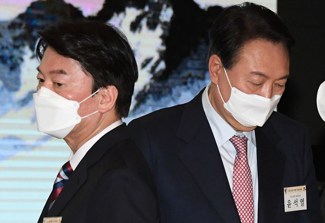 ▲ 지난 1월 5일 2022년 중소기업인 신년인사회에서 마주친 안철수 국민의당 대선후보와 윤석열 국민의힘 대선후보. ⓒ뉴시스. 무단전재 및 재배포 금지.