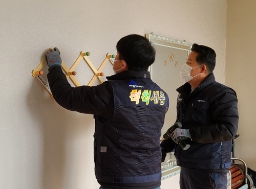 ▲ 척척세종 생활민원기동처리반이 최근 한 주민 공동이용시설을 찾아 벽 옷걸이를 설치하고 있다.ⓒ세종시