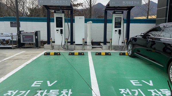 ▲ 대전시가 전기차 급속충전기 설치 보조금을 지원한 대전의 한 주유소.ⓒ대전시