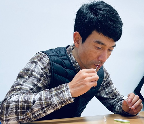 ▲ 세종교육청 한 직원이 출근 전 신속항원검사를 하고 있다.ⓒ세종시교육청