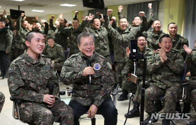 ▲ 2018년 12월 육군 5사단 신병교육대를 찾은 문재인 대통령. ⓒ뉴시스. 무단전재 및 재배포 금지.