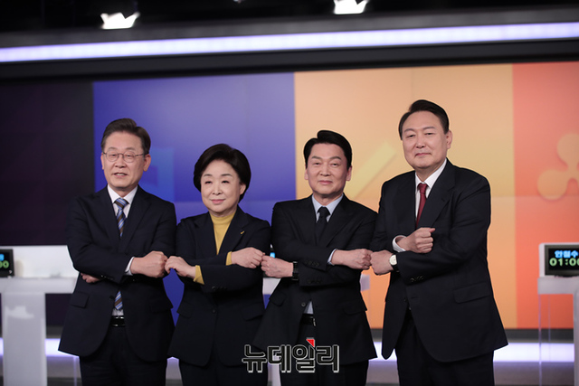 ▲ (왼쪽부터)이재명 더불어민주당 대선후보, 심상정 정의당 대선후보, 안철수 국민의당 대선후보, 윤석열 국민의힘 대선후보가 지난 11일 밤 서울 중구 매경미디어센터에서 열린 대선후보 초청 토론회에 앞서 기념촬영을 하고 있다.ⓒ정상윤 기자(사진=윤석열 캠프)