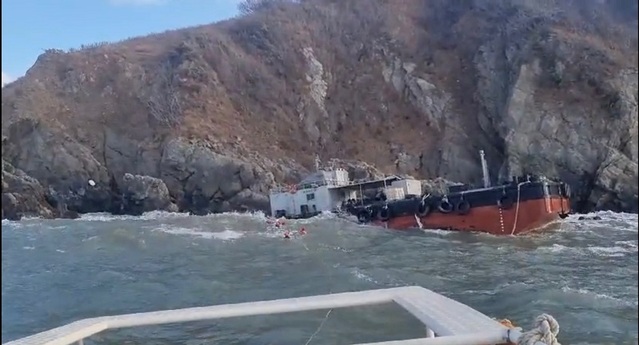 ▲ 인천항으로 향해 중이던 선박이 해안에 좌초돼 있다.ⓒ태안해양경찰서