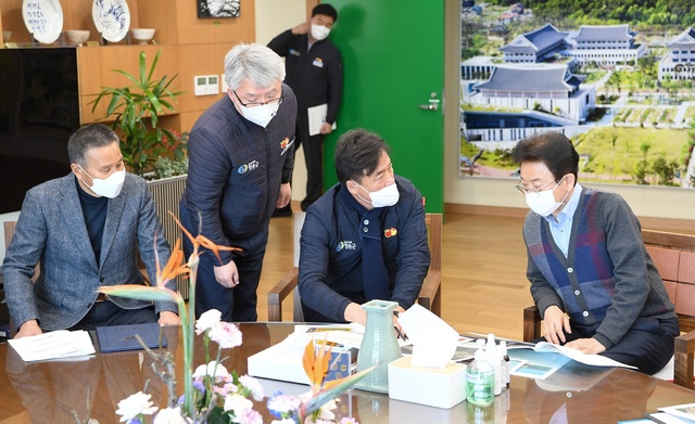 ▲ 청송군은 윤경희 청송군수를 비롯한 관계 공무원들이 지난 2월 21일 경북도청을 방문해 경북도지사와 면담을 갖고 지역현안사업을 적극 피력했다고 밝혔다.ⓒ청송군