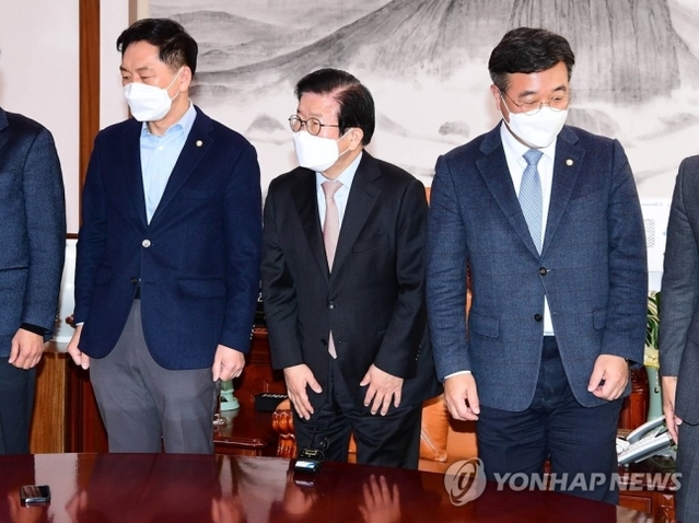 ▲ 더불어민주당 윤호중 원내대표(오른쪽)와 국민의힘 김기현 원내대표(왼쪽)가 21일 여의도 국회의장실에서 박병석 국회의장 주재로 열린 추경안 처리 여야 원내대표 회동에서 기념촬영을 한 뒤 자리에 앉고 있다. ⓒ연합뉴스