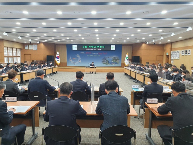 ▲ 경산시는 21일 대회의실에서 최영조 시장 주재로 부시장, 국소장, 담당관, 단과소장 및 읍면동장 등 70여 명이 참석한 가운데 2월 확대간부회의를 개최했다.ⓒ경산시