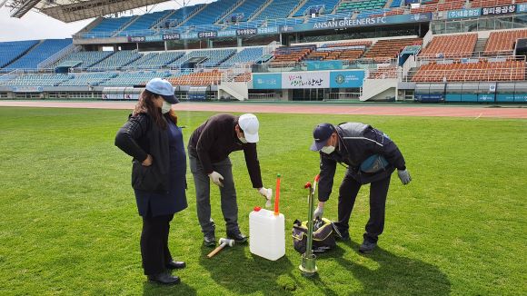 ▲ 삼성물산 리조트부문 잔디환경연구소 직원들이 K리그 축구장의 잔디를 진단하고 있다.ⓒ삼성물산