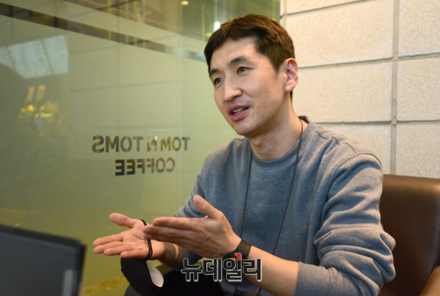 ▲ 이종국 GS리테일 라이프리빙기획팀장이 뉴데일리경제와 인터뷰를 진행하고 있다ⓒ이종현 기자