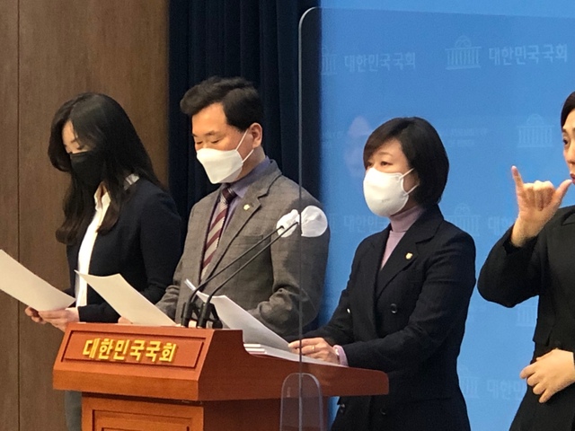 ▲ 기자회견 중인 국민의힘 공정방송감시단. 왼쪽부터 김희원 공정방송법률지원단 변호사, 김승수 정부혁신정책추진본부장, 황보승희 공정방송감시단장. ⓒ뉴데일리