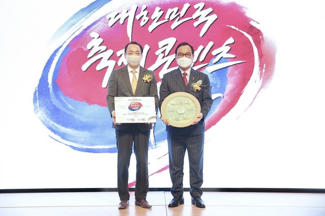 ▲ 충남 천안시의 대표 축제인 ‘천안흥타령춤축제’이 2019년부터 3년 연속  대한민국축제콘텐츠대상에서 축제예술‧전통 부문 대상을 받았다. 22일 서울 용산구 백범 김구 기념관에서 열린 시상식에서 박상돈 시장(우측)이 상을 받은 뒤 기념촬영을 하고있다.ⓒ천안시