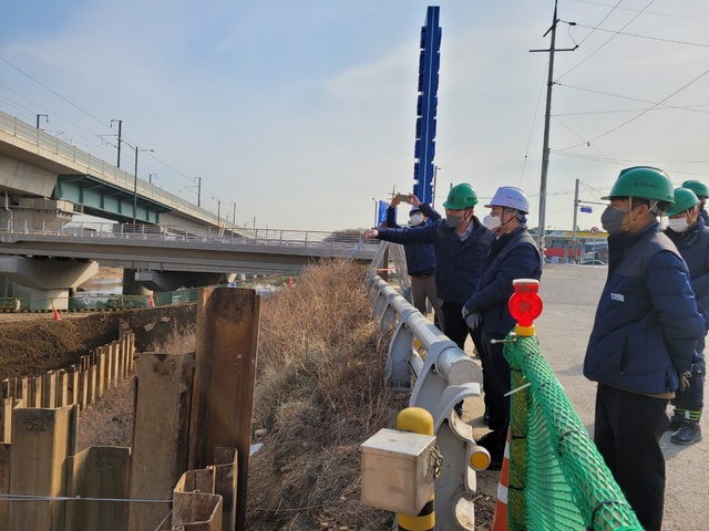 ▲ 동내~경산 주배관 건설공사 현장에 방문해 특별 안전점검을 하는 채희봉 한국가스공사 사장. ⓒ한국가스공사