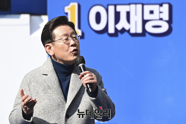 ▲ 이재명 더불어민주당 대선후보가 22일 오후 인천 남동구 로데오거리광장 유세 현장에서 유권자들에게 지지를 호소하고 있다. ⓒ강민석 기자