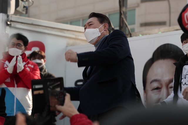 ▲ 윤석열 국민의힘 대선후보가 22일 충남 당진시 미소상가 앞에서 자신의 트레이드마크인 어퍼컷 세레머니를 하고 있다.ⓒ국민의힘 제공