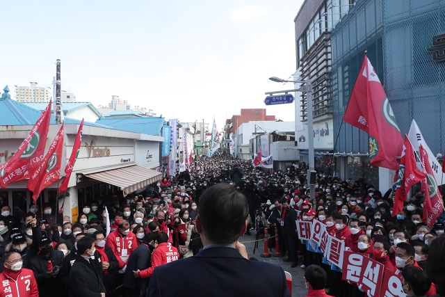 ▲ 윤석열 국민의힘 대선후보가 22일 충남 서산시 몽두레 카페 앞에서 유세를 하고 있다.ⓒ국민의힘 제공