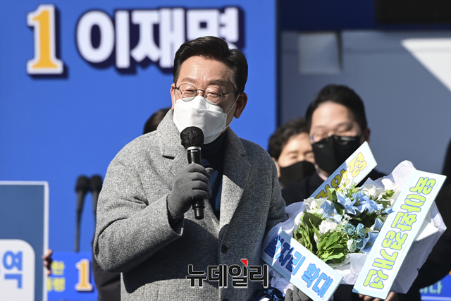 ▲ 이재명 더불어민주당 대선후보가 22일 오후 인천 남동구 로데오거리광장 유세 현장에서 공약이 담긴 꽃다발을 들고 공약을 발표하고 있다. ⓒ강민석 기자