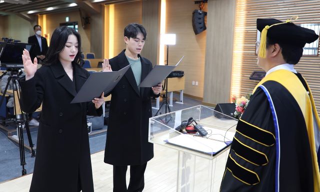 ▲ 서원대 신입생 대표 이서경, 변찬흠 학생이 입학선서를 하고 있다.ⓒ서원대