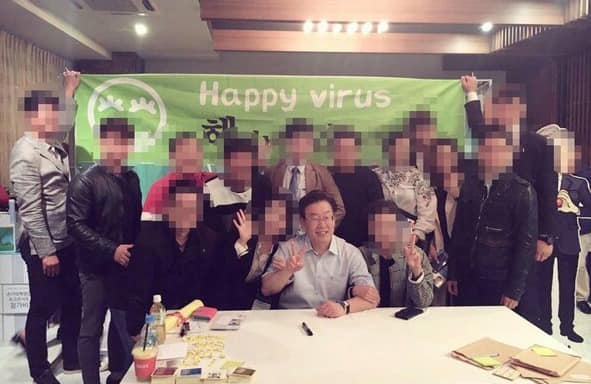 ▲ 지난 2016년 이재명 당시 성남시장과 함께 해피바이러스 회원들이 기념사진을 찍고 있다. 자원봉사단체인 '해피바이러스'는 지난 2017년 이재명 당시 대선 경선후보를 경호했는데, 이번 20대 대선 민주당 경선에서도 이 후보를 경호한 것으로 알려져있다. ⓒ국민의힘 이기인 성남시의원 페이스북 캡처