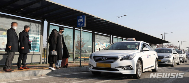 ▲ 지난해 11월16일 서울 강남구 수서역 인근 택시승강장에서 택시가 손님들을 태우려 이동하고 있다. ⓒ뉴시스