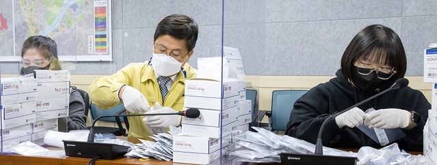 ▲ 최교진 세종교육감이 직원들과 함께 신속항원검사 도구를 선별하고 있다.ⓒ세종시교육청