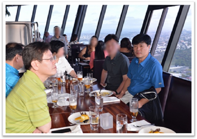 ▲ 국민의힘이 23일 공개한 이재명 더불어민주당 대통령후보(왼쪽)와 고 김문기 처장 사진. 해당 사진은 이 후보가 성남시장 시절이던 2015년 1월, 뉴질랜드 오클랜드 스카이타워 전망대에서 고 김 처장을 포함한 일행과 식사를 하는 모습이다.ⓒ국민의힘