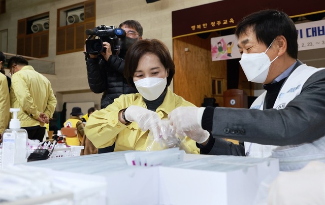 ▲ 유은혜 사회부총리 겸 교육부장관이 23일 충북 청주교육지원청 강당에서 김경배 충북적십자사회장과 각 학교에 전달할 자가진단키트를 낱개 포장하고 있다.ⓒ충북도교육청