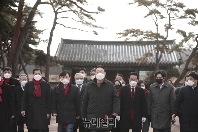 ▲ 호남지역을 방문중인 윤석열 국민의힘 대선후보가 23일 오전 전북 정읍시 동학농민운동 기념관을 찾아 참배하고 있다.ⓒ정상윤 기자(사진=윤석열 캠프)